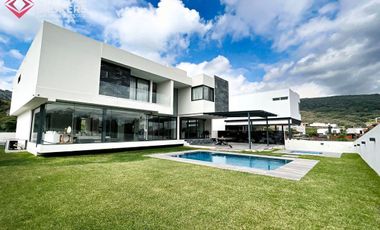 Casa en Venta en Zapopan Ayamonte de Lujo con Alberca y Jardín