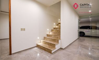 Casa en Venta en Zapopan Ayamonte de Lujo con Alberca y Jardín