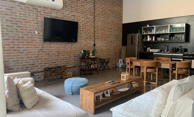 RETASADO - Amplio departamento con patio en edificio de categoría