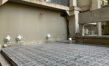 RETASADO - Amplio departamento con patio en edificio de categoría