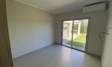 Casa de 3 dormitorios en alquiler en La Castilla Club de Campo