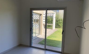 Casa de 3 dormitorios en alquiler en La Castilla Club de Campo