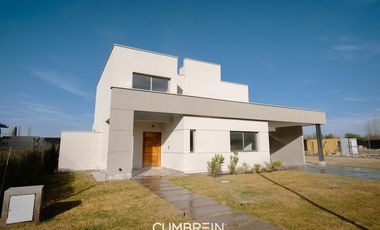 Casa de 3 dormitorios en alquiler en La Castilla Club de Campo