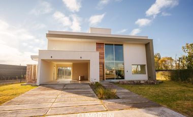 Casa de 3 dormitorios en alquiler en La Castilla Club de Campo