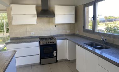 Casa de 3 dormitorios en alquiler en La Castilla Club de Campo