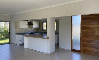 Casa de 3 dormitorios en alquiler en La Castilla Club de Campo