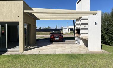 Casa de 3 dormitorios en alquiler en La Castilla Club de Campo
