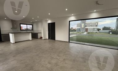 Casa en venta - Barrio La Alameda, Canning