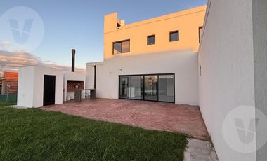 Casa en venta - Barrio La Alameda, Canning