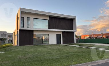 Casa en venta - Barrio La Alameda, Canning