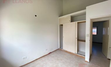 Departamento en venta con 2 dormitorios, planta baja con patio.
