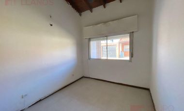 Departamento en venta con 2 dormitorios, planta baja con patio.