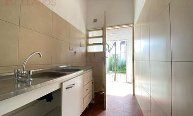 Departamento en venta con 2 dormitorios, planta baja con patio.