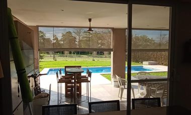 Casa en Venta en Barrio Santa Guadalupe con vista a fondo verde