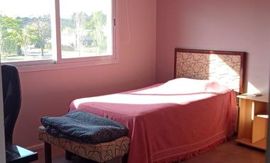 Casa en Venta en Barrio Santa Guadalupe con vista a fondo verde