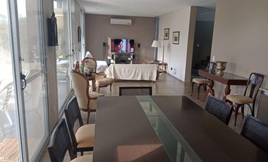 Casa en Venta en Barrio Santa Guadalupe con vista a fondo verde