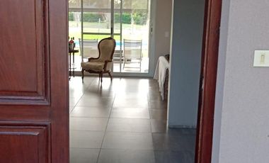 Casa en Venta en Barrio Santa Guadalupe con vista a fondo verde