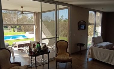 Casa en Venta en Barrio Santa Guadalupe con vista a fondo verde