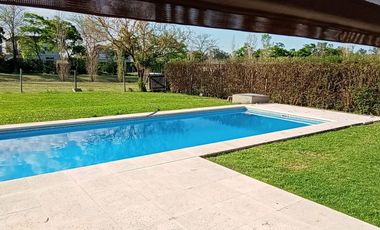 Casa en Venta en Barrio Santa Guadalupe con vista a fondo verde