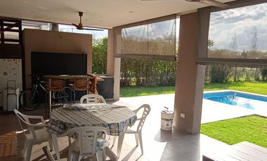 Casa en Venta en Barrio Santa Guadalupe con vista a fondo verde