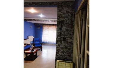 Casa grande! Con departamento al fondo y garaje!!!