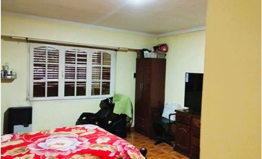 Casa grande! Con departamento al fondo y garaje!!!