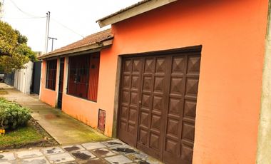 Casa grande! Con departamento al fondo y garaje!!!