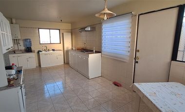 Casa en Arriendo en Los Abedules 800-900