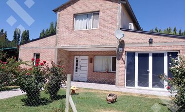 En venta, casa de 5 dormitorios con Piscina, B° Aldeas Del Valle