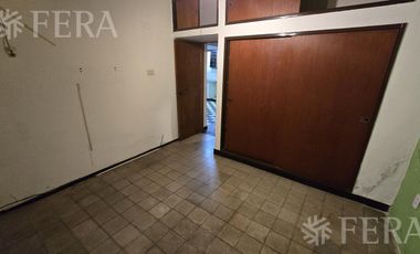 Venta casa de 4 ambientes con cochera en Bernal Oeste