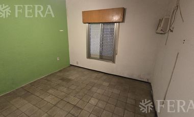 Venta casa de 4 ambientes con cochera en Bernal Oeste