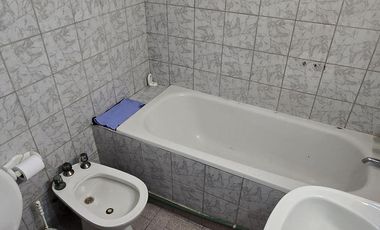 Venta casa de 4 ambientes con cochera en Bernal Oeste