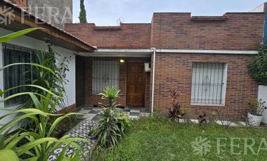 Venta casa de 4 ambientes con cochera en Bernal Oeste