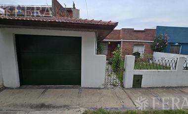 Venta casa de 4 ambientes con cochera en Bernal Oeste