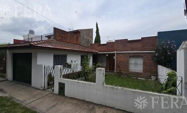 Venta casa de 4 ambientes con cochera en Bernal Oeste