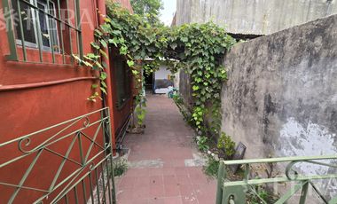 Venta casa de 4 ambientes con cochera en Bernal Oeste