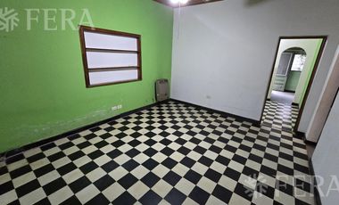 Venta casa de 4 ambientes con cochera en Bernal Oeste