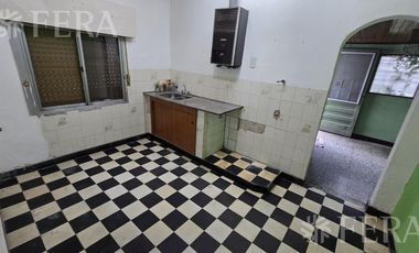 Venta casa de 4 ambientes con cochera en Bernal Oeste