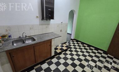 Venta casa de 4 ambientes con cochera en Bernal Oeste