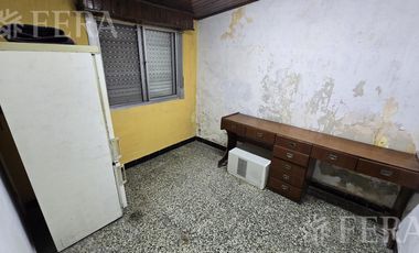 Venta casa de 4 ambientes con cochera en Bernal Oeste