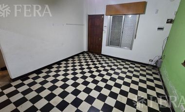 Venta casa de 4 ambientes con cochera en Bernal Oeste
