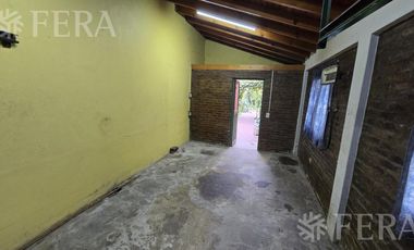 Venta casa de 4 ambientes con cochera en Bernal Oeste