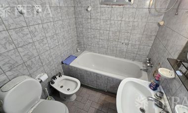 Venta casa de 4 ambientes con cochera en Bernal Oeste