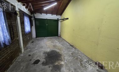 Venta casa de 4 ambientes con cochera en Bernal Oeste
