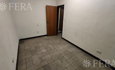 Venta casa de 4 ambientes con cochera en Bernal Oeste