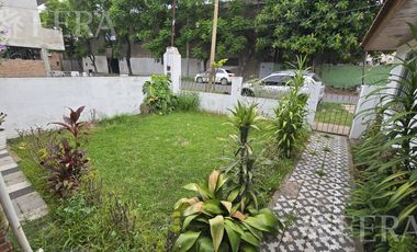 Venta casa de 4 ambientes con cochera en Bernal Oeste
