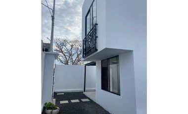CASA MODERNA CON 3 DORMITORIOS EN MANTA AZUL, SUR DE MANTA