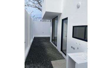 CASA MODERNA CON 3 DORMITORIOS EN MANTA AZUL, SUR DE MANTA