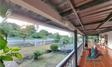 VENDO HERMOSA CASA VIA PRINCIPAL BOQUETE