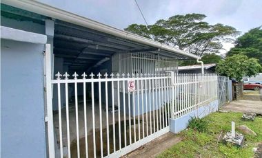 VENDO.CASA BAJO.BOQUETE COLINDANTE CON.RIO